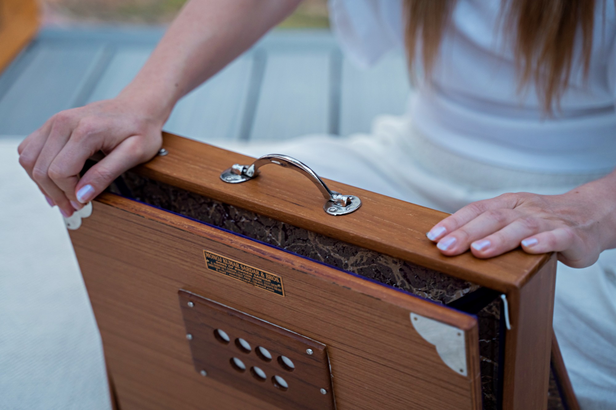 Marley Marina's hands on her shruti box